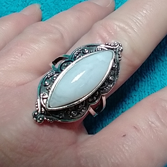 Silvertone white stone large decorative intricate ring - Picture 1 of 4